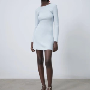 Blå klänning - Finstickad klänning från Zara, nästintill oanvänd