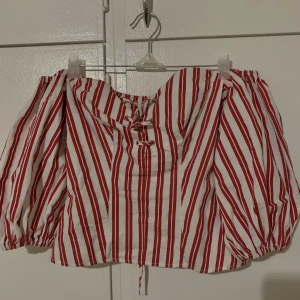 Tröja - Aldrig använt, för liten på mig och visar för mycket brösten 