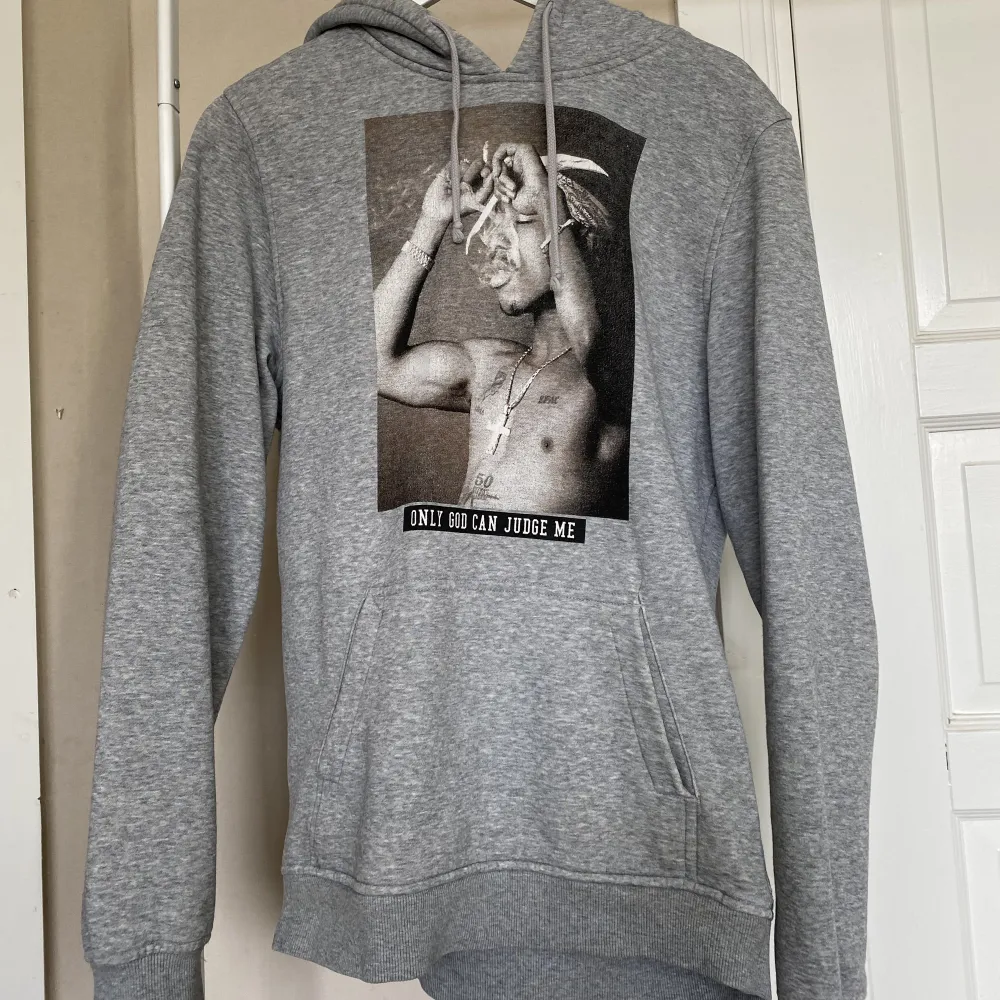 Jättefin 2pac hoodie, köpt på junkyard  Storlek S, 180 kr eller bud. Hoodies.