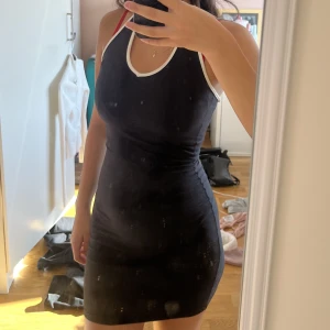 Klänning - Hej! Säljer min klänning från hm som jag köpte förra sommaren men nu är för liten. Där uppe vid nacken finns ett litet hål men man ser det knappt för att den sitter ändå vid nacken, lätt att sy🥰