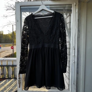 Klänning  - Svart festklänning i spets från Nelly, använd 1 gång🌸
