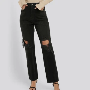 Raka jeans med hål  - Raka högmidjade jeans med hål i från NA-KD. Storlek 34. Använda, men i gott skick. 