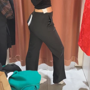 Mid waisted kostymbyxor med slits från Gina tricot - Bra skicka