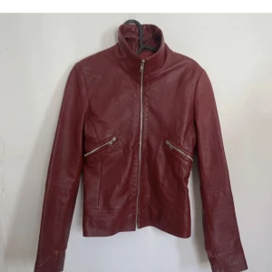 Röd skinnjacka - Supersnygg vintage skinnjacka köpt här på Plick!