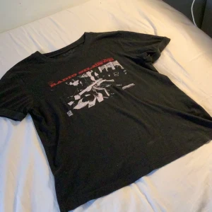 Svart tröja - Svart tröja från brandy Melville med rött och vitt tyck i storlek onesize, men det är typ XS-S💕💕