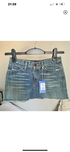 Jeanskjol - Säljer denna fina fina kjolen som tyvärr var för liten på mig! 35cm midjemått (tvärs över) längd 29cm. Om många intresserade kommer jag starta budgivning💞💞 Lånade bilder