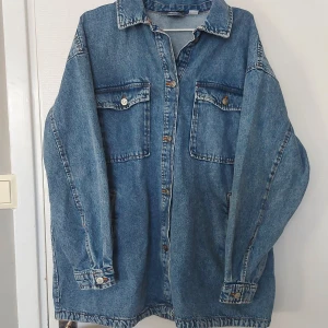 Jeansjacka  - Jeansjacka från h&m i storlek L, nyskick. Pris kan diskuteras.