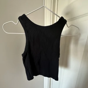 Svart linne - Snyggt svart ribbat linne från H&M! Sparsamt använt, inga defekter❤️ Hör av dig vid frågor eller för fler bilder!! 
