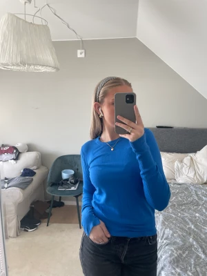 Blå tröja  - Blå populär tröja från zara. Passar till mycket och en väldigt fin färg nu till våren💕