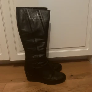 Stövlar  - Stövlar med liten klack. Säljer då de är för små!