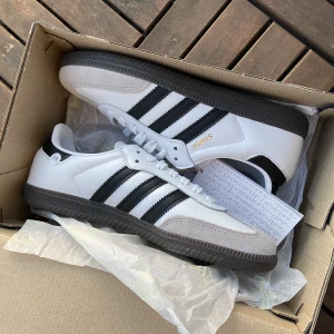 Samba OG vita 37 1/3  - Säljer mina oanvända samba vita i storlek 37 1/3 . Pris kan diskuteras vid snabb affär 