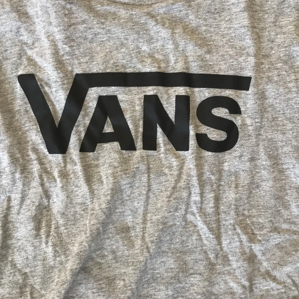 En grå Vans t-shirt som är ganska orörd men kan behövas stryka och har en storlek på 10-12 år M custom fit . T-shirts.