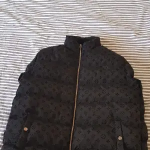 Louis vuitton jacka storlek Xl men passar L oxå kan tänkas att byta det är bara säga vad ni har så får vi se.