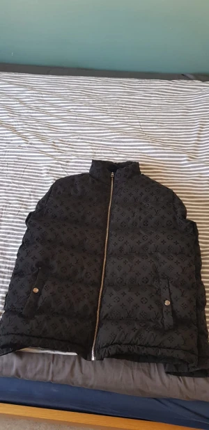 Louis vuitton  - Louis vuitton jacka storlek Xl men passar L oxå kan tänkas att byta det är bara säga vad ni har så får vi se.