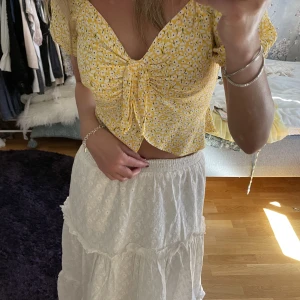 Blommig topp - Superfin blommig topp som passar så bra nu i sommar💛🌼Storlek 8 vilket motsvarar ca strl S.