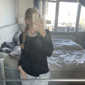 sweatshirt  - svart sweatshirt med krage som ser ut som en skjorta under😄 Tycker själv att den är väldigt snygg men kommer tyvärr inte till så mycket  användning🤍 