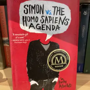 Simon vs the homosapiens agenda av Becky albertalli. På engelska!
