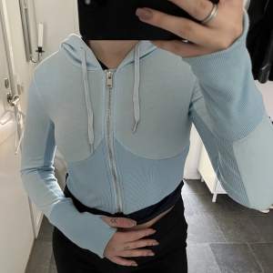 Söt ljusblå croppad hoodie med luva och dragkedja, tröjan är i mycket bra skick! 💙
