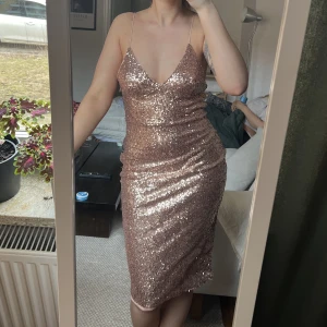 Paljettklänning  - Oanvänd Midiklänning 