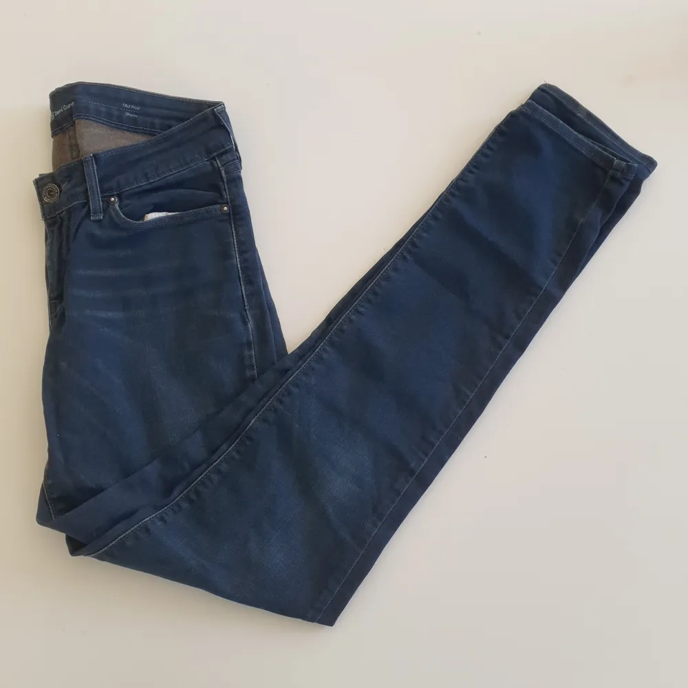 Levis 26 Demi Curve Mid Rise Skinny Jeans Storlek W 26 L 30 Begagnad, men fint skick! Mörkblå. Jeans & Byxor.