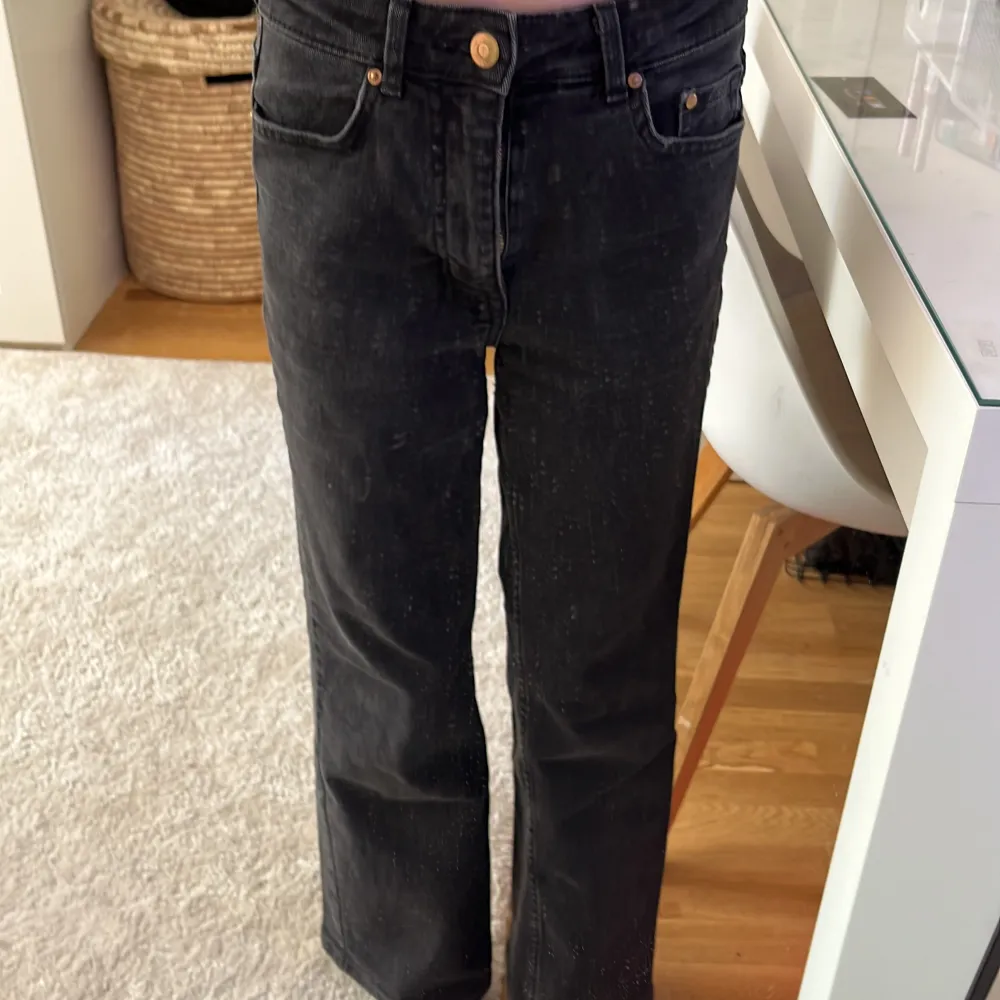 Svarta jeans i storlek 32, aldrig använt, dom är ganska stora på mig som är 149cm lång men skriv privat för mått!❤️. Jeans & Byxor.