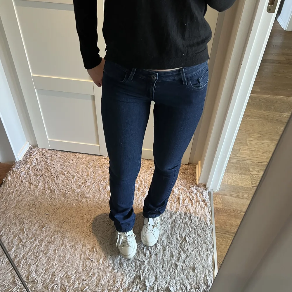Säljer mina assnygga jeans ifrån Guess i storlek 34/Xs i perfekt skick!💖 De är långa i benen men funkar för mig som är 164 också!💕. Jeans & Byxor.