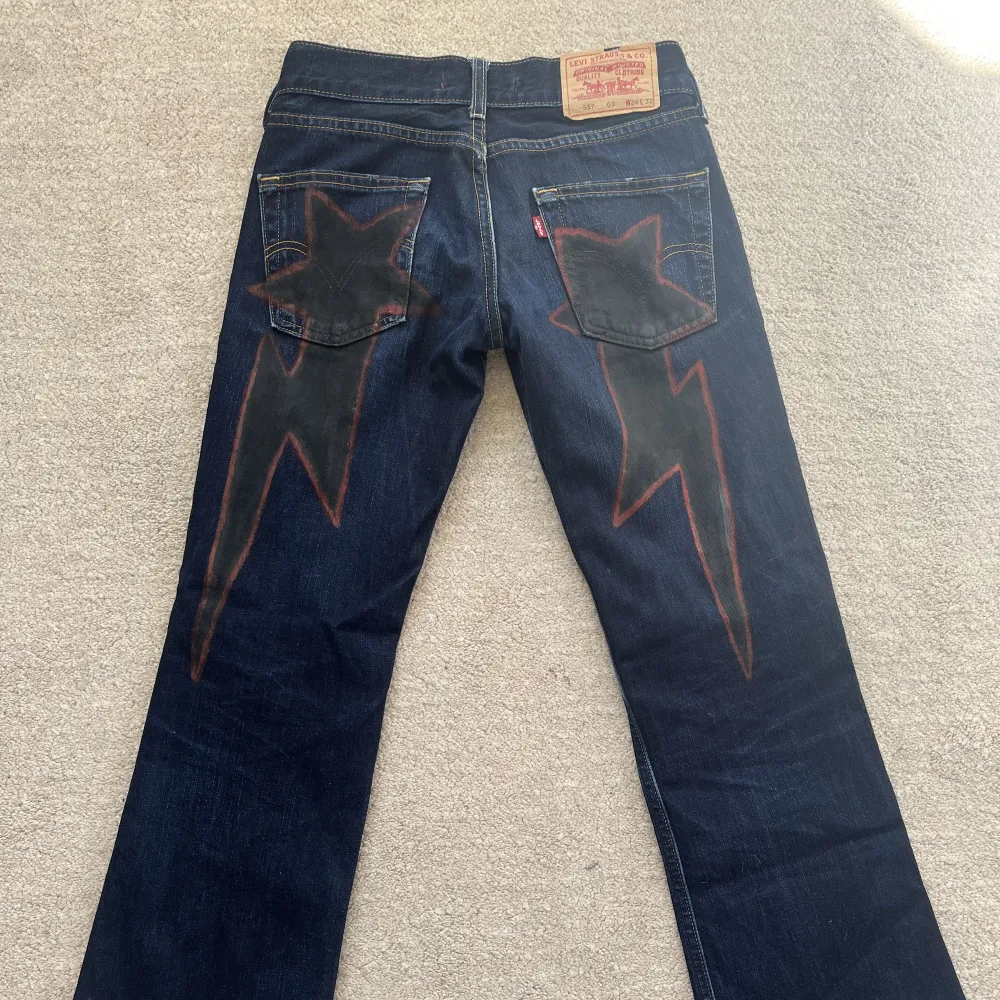 As coola levis jeans med en målning baktill! Lågmidjade och utsvängda! Inget slitage alls!😋. Jeans & Byxor.