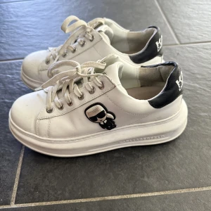 KARL LAGERFELD- Kapri Ikonic Lace sneakers - Säljer mina Karl Lagerfeld sneakers. Skorna är i ett bra skick, säljer för ca 1400, köptes från zalando för 2000 🤎Skicka meddelande vid intresse, pris kan diskuteras! 