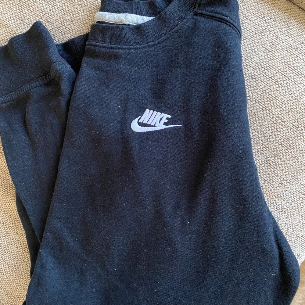 Nike tröja i storlek M  Använd men i gott skick Kan mötas upp i Sthlm, kan även frakta men då står köparen för frakt😃 Pris kan diskuteras! . Tröjor & Koftor.