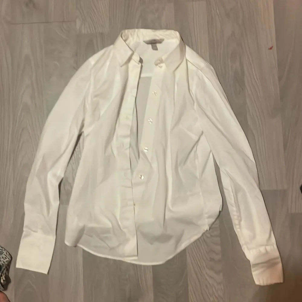 En vit skjorta, använd 1 gång. Strl XS. Skjortor.