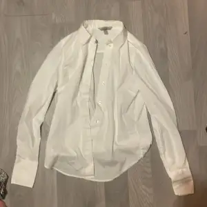 En vit skjorta, använd 1 gång. Strl XS