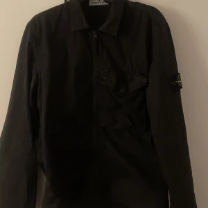 Tunn stone island jacka - Hej, säljer min stone island jacka. Är använde bara ett par få gånger (10) pga storlek. Perfekt sommarjacka men även vår/höst jacka med en hoodie under.Köpte för 4,2 och säljer den för 3 kan även gå lägre vid snabb affär. Har även bevis på att den är äkta
