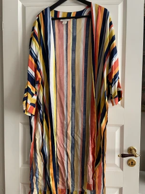 kaftan från monki  - Randig kaftan/skjortklänning  från Monki i stl xs. Trekvartsärm. I mycket fint skick. 