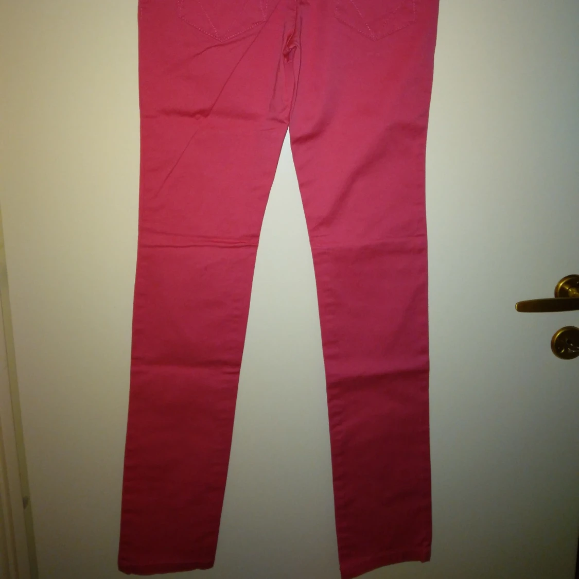 NYA och oanvända byxor. Slim fit / skinny / smala ben. Neonrosa, cerise. Storlek: 32/XS. - 2