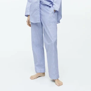 Pyjamasbyxor från Arket - Säljer dessa blå/vit randiga pyjamasbyxor från arket💕 storlek s. Som nya! 
