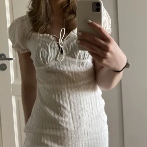 Vit klänning 💕✨ - Jättefin vit klänning i nyskick i storlek XS. Säljer då den inte kommer till användning 💙