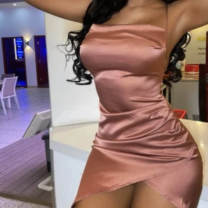 Rosé klänning - Blank klänning draperad, i fin rosé färg. För stor för mig 