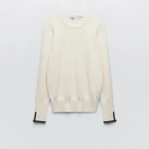 Stickad långärmad zara - Säljer den här stickade långärmade tröjan från zara. Tröjan är krämvit med svart slits i ärmarna. Använd fåtal gånger och säljer då den inte kommer till användning. I storlek S och köpt för 300 kr. Passar både S och Xs