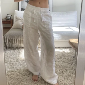 Linnebyxor  - Linnebyxor som är jättesköna, lite genomskinliga vid rumpan. Det är lite svarta märken längst ner, där av priset på byxorna. Det syns dock knappt när man har dem på sig. Jag är 170cm och dem är långa på mig. 