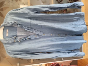 Jeansskjorta  - Jeansskjorta pris 70kr 