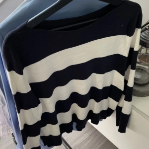 Randig tröja - Randig tröja, vit och blå