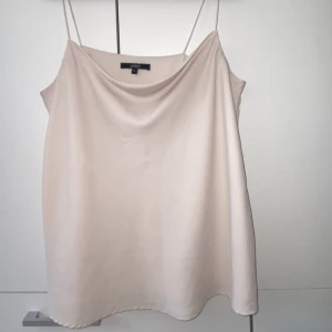 Beige topp - Säljer denna då den är för stor och inte kommer till användning. 