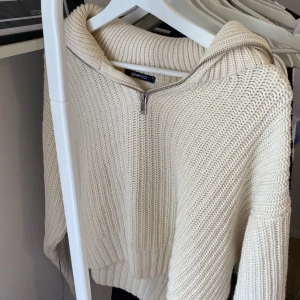 Beige tröja  - Beige tröja från Gina tricot
