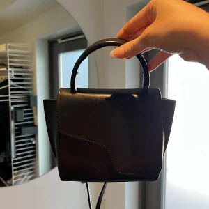 Atp väska  - Säljer min atp väska i Arezzo modellen. Hör av er för mer bilder och frågor💕