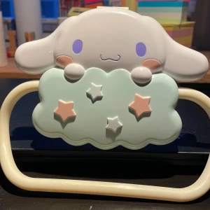 Cinamoroll Plastgalge  - Supersöt mini galge  men kommer inte till så mycket användning. Bild 3 för Fabriksdefekter(manufacturing defectd) Minsta lilla fråga ? Kom DM! ☀️