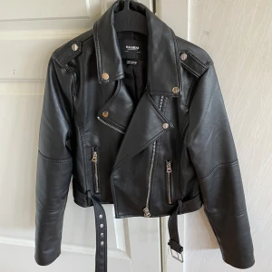 Bikerjacka från PULL and BEAR - Ny utan prislapp storlek medium liten i storleken och mycket fint skick!
