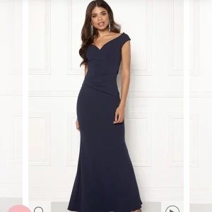 Balkränning - ”Bardot pleat maxi dress” från Bubbleroom i färgen navy. Nypris 999kr, endast använd en gång. Otroligt fin passform och perfekt nu i baltider! 