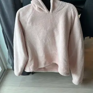 Fluffig hoodie i strl S passar även XS! Använd ett fåtal gånger. Säljs för 170kr 