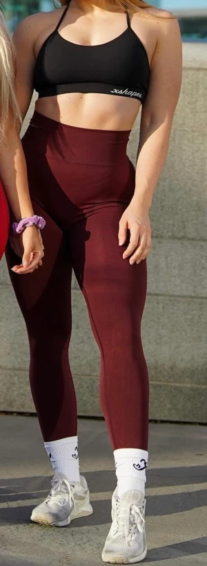 Xshape  - Tights från Xshape i storlek L  Lite för stora för mig  Färgen vinröd, finns ej att köpa längre då det var limited edition hösten 2022  Nypris: 599kr 