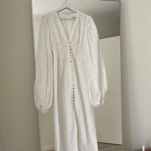 Säljer en superfin klänning från Adoore ”Positano dress” i storlek 36. Endast använd en gång, så den är som ny. Frakt tillkommer, jag kan även mötas upp i Lund alternativt Göteborg i början av juni.